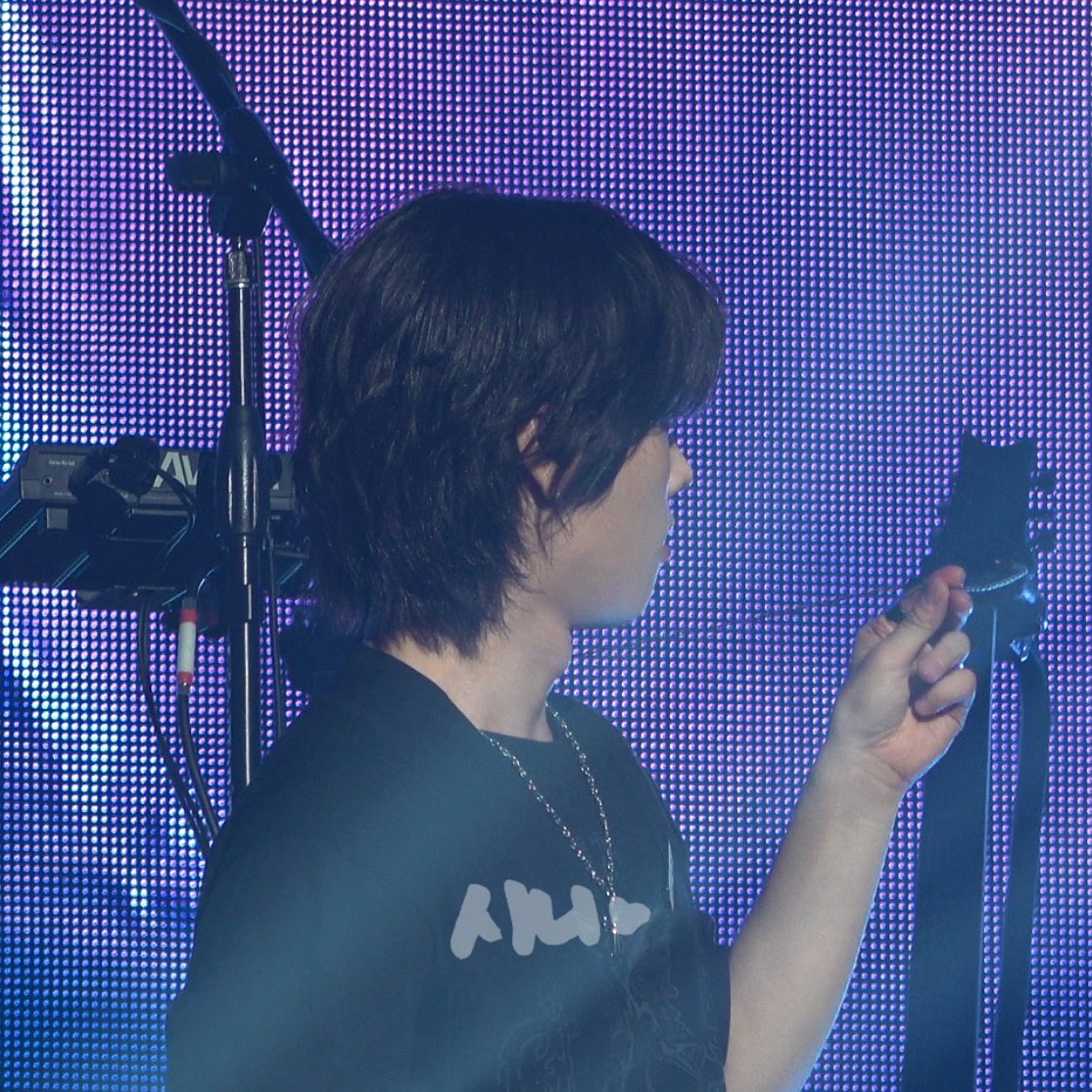 Ioo3279o's tweet image. 251122 김정수 인이어 실종 사건..
소년만화 신나게 부르고 왔더니 인이어 한 쪽이 사라져서 허망하게 꼬다리만 바라보고 있음 ㅠㅠ 선만 띨롱 들고 있는 모양새가 왤케 웃겨