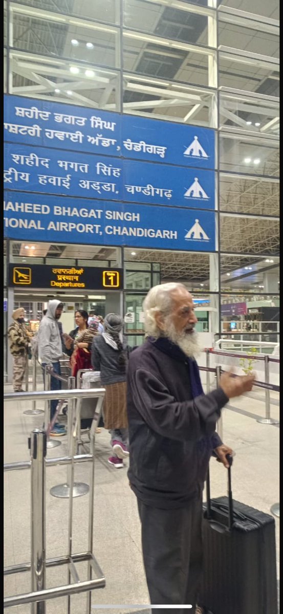 MusingGee's tweet image. In another news, my father is back home with his 2nd PhD 🙂.

Everyone at the University wanted a photo with the young 86 year old scholar who flew from North India for his viva voce. 

From being the youngest graduate to the oldest PhD holder, that was some journey. 💐

Share…