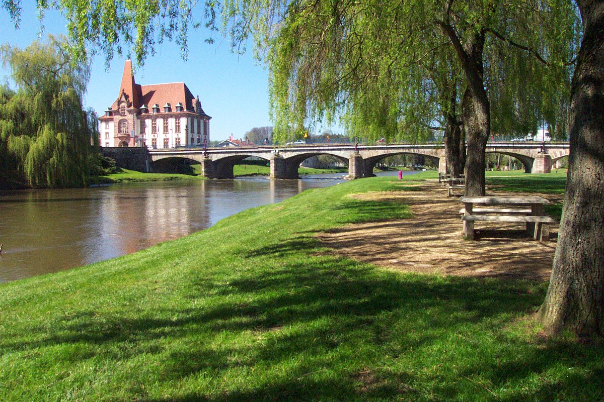 Baccarat (54) : une ado de 18 ans séquestrée et violentée pendant trois jours par son père algérien et ses frères pour une relation avec « un Français » alors qu'elle était « promise à un cousin »

 fdesouche.com/2025/11/22/bac…