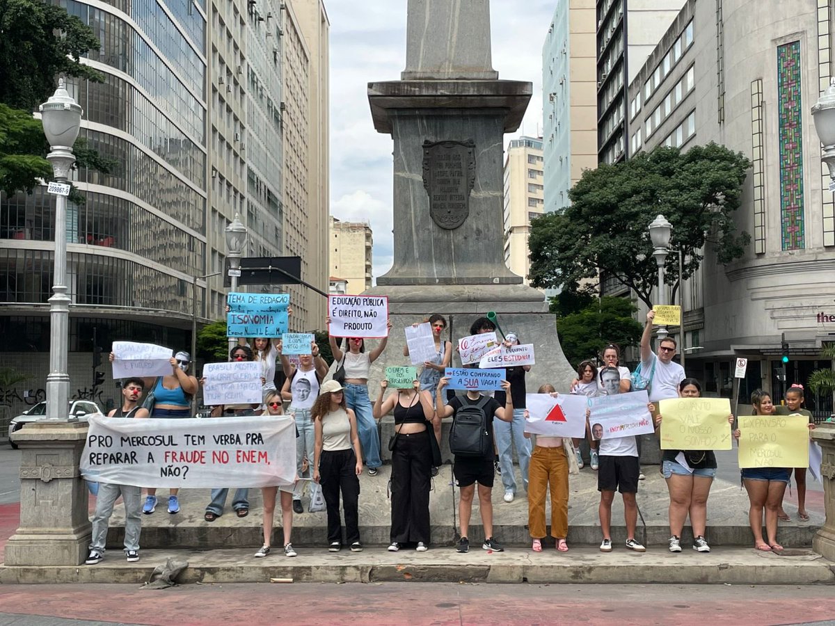 daviperion's tweet image. 🚨AGORA: Protestos a favor de um ENEM justo estão acontecendo em partes do país. Fotos de Minas Gerais e São Paulo.

#ENEMJUSTO #ANULAENEM #ESTUDANTESNASRUAS
