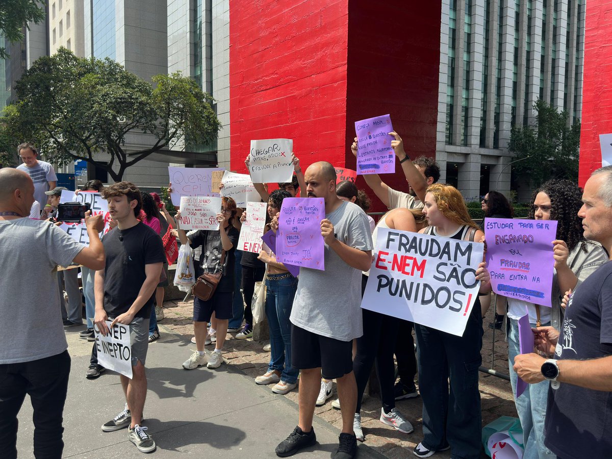 daviperion's tweet image. 🚨AGORA: Protestos a favor de um ENEM justo estão acontecendo em partes do país. Fotos de Minas Gerais e São Paulo.

#ENEMJUSTO #ANULAENEM #ESTUDANTESNASRUAS