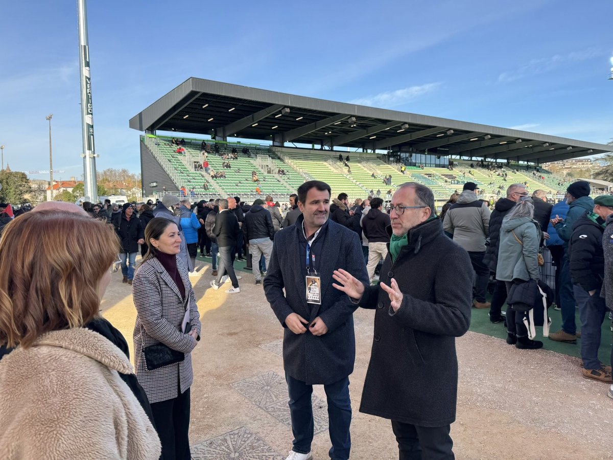 Image de Préfet de Tarn-et-Garonne - Sur et autour du terrain, dans les rues autour du Stade : le préfet Vincent Roberti, et la directric