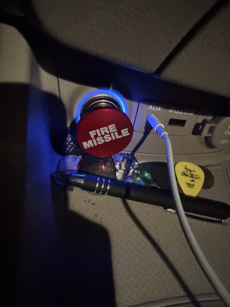 tant0hlives's tweet image. i do about 95 on the freeway and hit this button whenever someone gets in my way