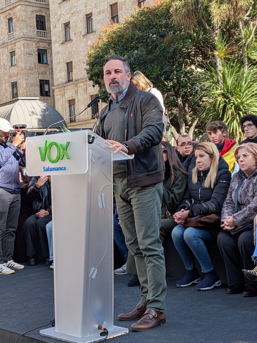 Mirad las caras de quiénes están detrás de Abascal durante su mitin.

Qué os sugieren?
