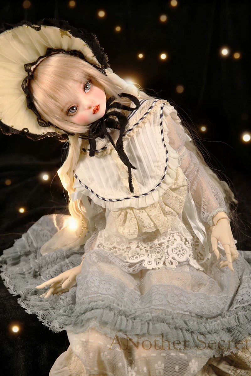 Note_BJD's tweet image. 🍑 ANotherSecret ( ANS )
✅ 嘉露莲 ( Caroline / 캐롤라인 )
➡️ 1/3
⏰ 2025.11.23. 21:00 (KST) ~ 12.7.
⏳ 5개월+ 소요
1️⃣ 머리둘레 21.5cm
2️⃣ 목둘레 8.5~9cm
3️⃣ 안구 16mm
📢 ANS59, ANS61 바디, 관절손도 함께 판매