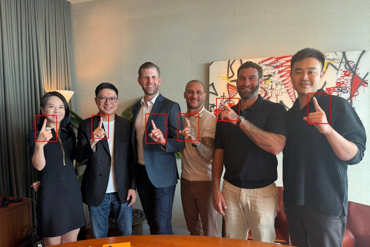 splinter0n's tweet photo. dont tell me you don’t know about the @worldlibertyfi gesture cult.

they have hundreds of pics showing the 1-finger sign.

extra bullish point for #1coin.

once the masses pick it up, nothing will stop @1coinonsolana from making new highs.

only one.
coin at a time.

position accordingly.