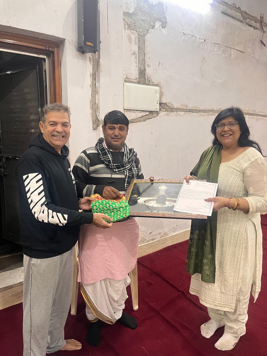 ngo_sampurna's tweet image. @ngo_sampurna द्वारा चलाए गए प्रोजेक्ट #bhagwankiposhak के तहत हमारे साथी मंदिरों में जाकर पंडितजी व आचार्यों से पुरानी पोशाकें दान करने का अनुरोध कर रहे हैं, ताकि उन्हें अपसाइक्लिंग कर नई उपयोगी वस्तुओं में बदला जा सके। ♻️✨
#Sampurnakesang 
@Gupta_Naveen22
@Gupta_vijender