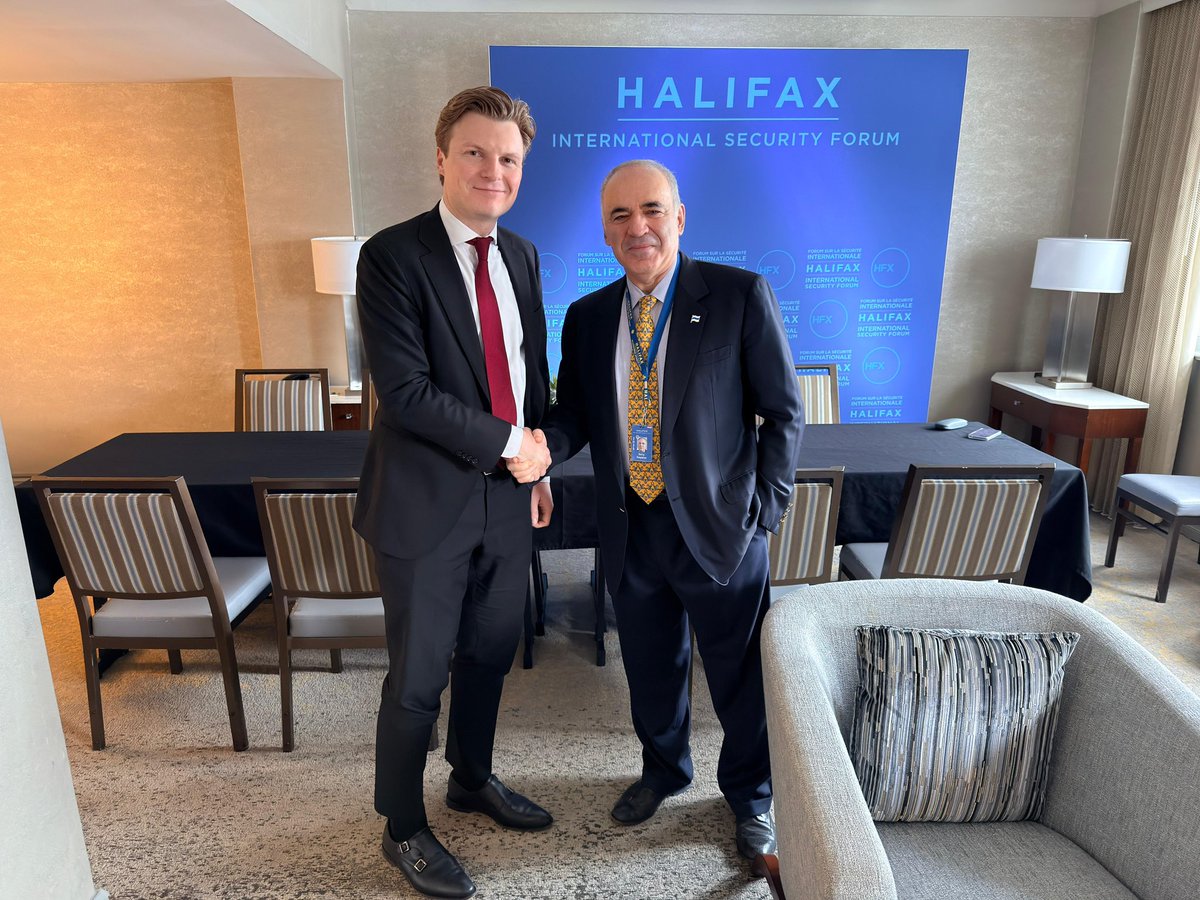 Boeiend gesprek met Russisch schaakkampioen en pro-democratie activist Garry Kasparov.

Poetin heeft de intentie en belangen om agressie zowel in Oekraïne als daarbuiten voort te zetten.

Daartegen moeten we ons weren. En meer druk op Rusland is nodig om concessies af te dwingen.