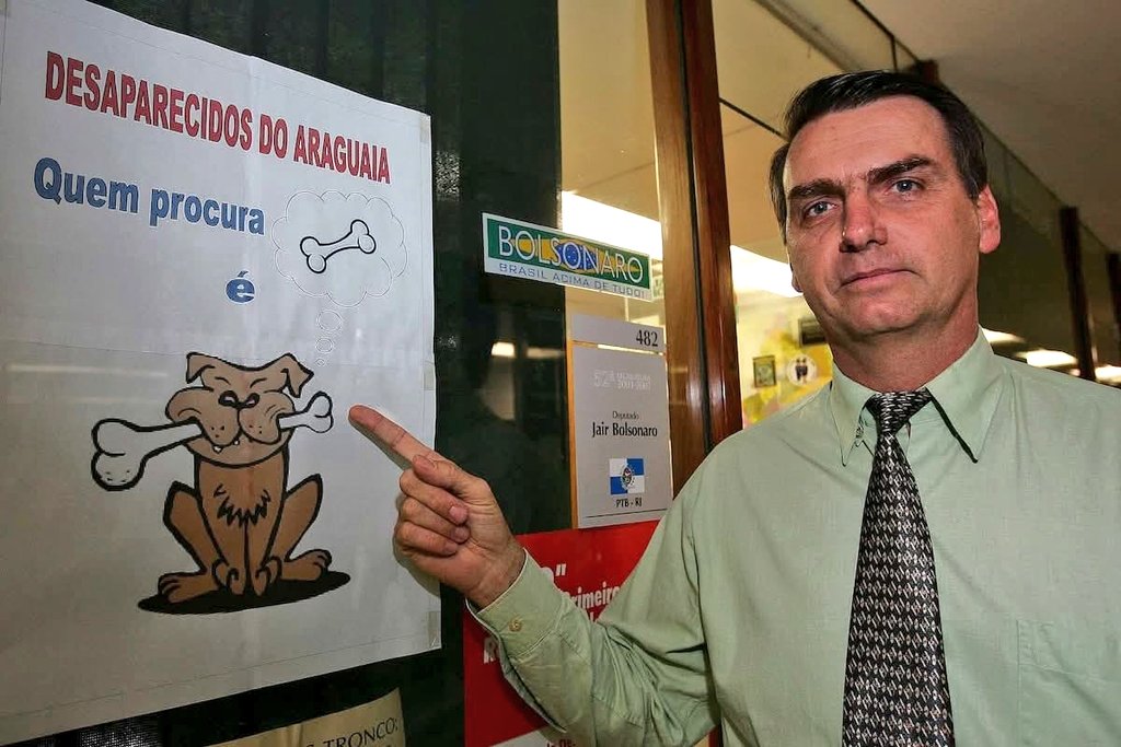 GRANDE DIA! 🚨 Uma das coisas mais nojentas que Bolsonaro fez na vida foi colocar uma placa na frente do seu gabinete com a frase "Desaparecidos do Araguaia: quem procura osso é cachorro".

A frase se refere aos familiares que buscavam os corpos de dezenas de desaparecidos