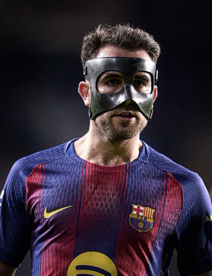 crtfydyapper's tweet image. defender, midfielder, striker, i bet he can be the goalkeeper too if needed😭 THERE’S NOTHING THIS MAN CAN’T DO