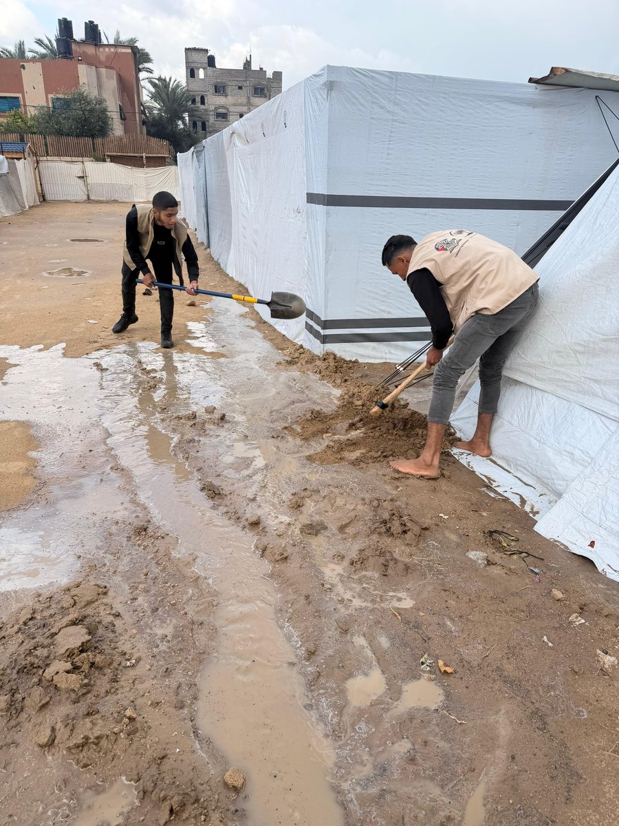sameerproject's tweet image. The rain season started in Gaza creating mud in the camps. The Sameer Project will work on adding a certain type of sand and pebbles to prevent our 3 camps from getting too muddy, support: chuffed.org/project/113327…

The third winter in genocide with no proper shelter for…