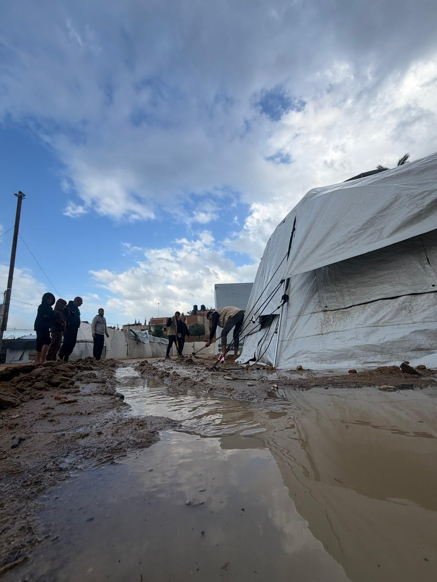 sameerproject's tweet image. The rain season started in Gaza creating mud in the camps. The Sameer Project will work on adding a certain type of sand and pebbles to prevent our 3 camps from getting too muddy, support: chuffed.org/project/113327…

The third winter in genocide with no proper shelter for…