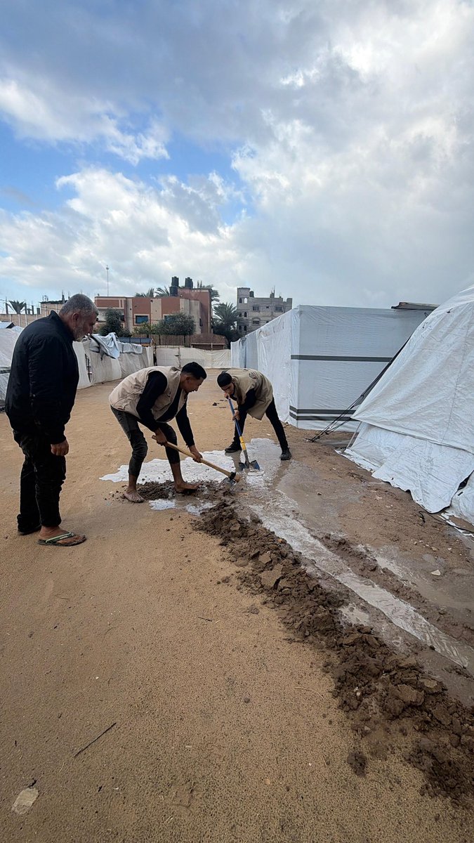 sameerproject's tweet image. The rain season started in Gaza creating mud in the camps. The Sameer Project will work on adding a certain type of sand and pebbles to prevent our 3 camps from getting too muddy, support: chuffed.org/project/113327…

The third winter in genocide with no proper shelter for…