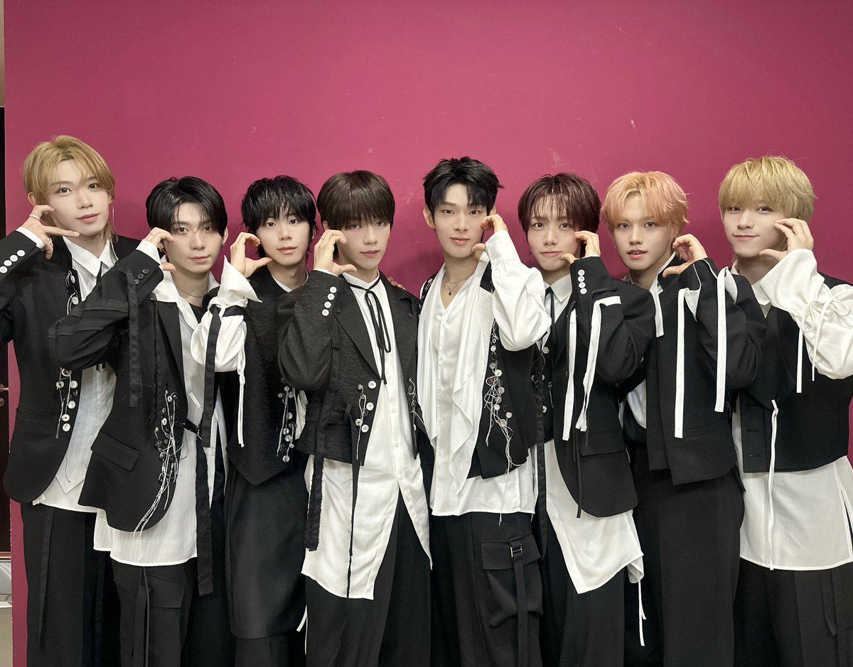 xeraphae's tweet image. you look so dashing in your fits today 🫠✨️ you did such a great job~ i&apos;m so proud of you as always 🥹🫳🏻🫳🏻