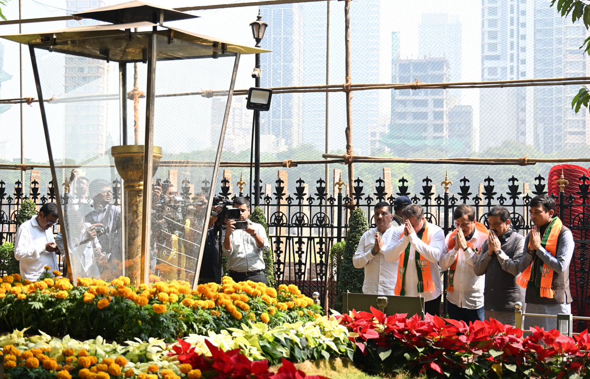 pawantripathi_'s tweet image. सदबुध्दि द्या प्रार्थना...

हिंदीत बोलल्याच्या क्षुल्लक कारणावरून लोकलमध्ये झालेल्या मारहाणी, अपमान आणि मानसिक छळामुळे अर्णव खैरे या मराठी तरुणाने आत्महत्या करण्याचा टोकाचा निर्णय घेतला—ही घटना महाराष्ट्राच्या सामाजिक समतेला काळा डाग ठरावी अशी आहे.

भाषेच्या नावावर समाजात फुट…