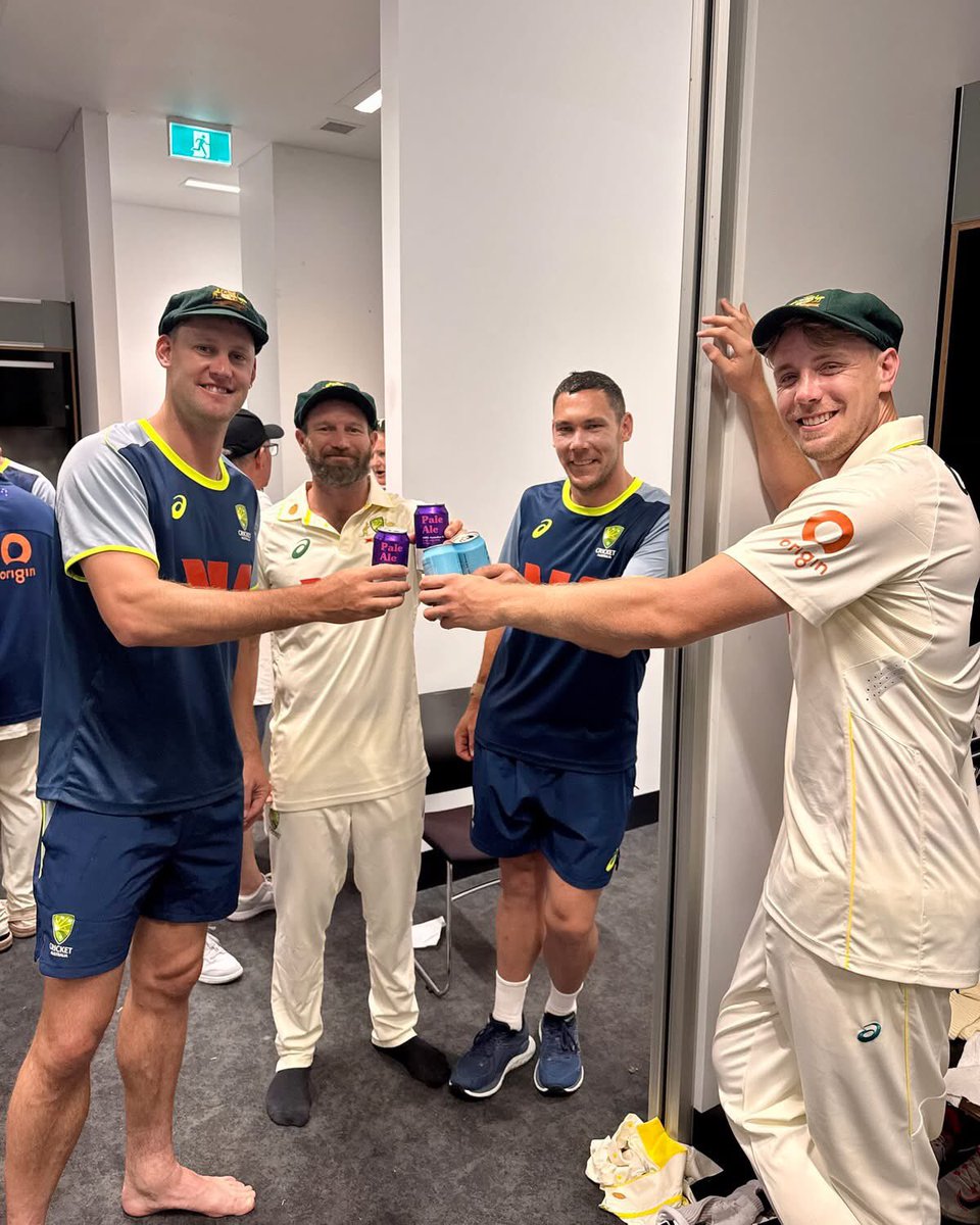 ZalmiTVPashto's tweet image. ایشیز سیریز،آسټریلیا لومړی لوبه مې انګلینډ ته ماتې ورکړه 
Australia Wins First Test Match 
#AusvsEng #TestSeries #FirstTest #Australia #Winner #ZalmiTvPashto