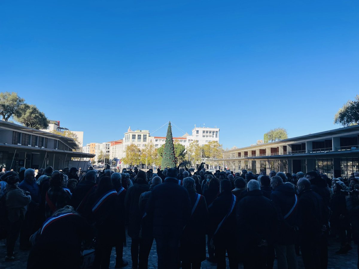 En hommage à Medhi et en soutien à Amine et à toute sa famille, <a href="/MDelafosse/">Michaël Delafosse - Maire de Montpellier</a> a réuni les Montpelliérains pour un hommage républicain. 
Nous resterons toujours debouts et fermes face au fléau du narcotrafic. 

Merci <a href="/kessaciamine1/">Amine Kessaci</a> pour ton combat et ton courage. 🇫🇷