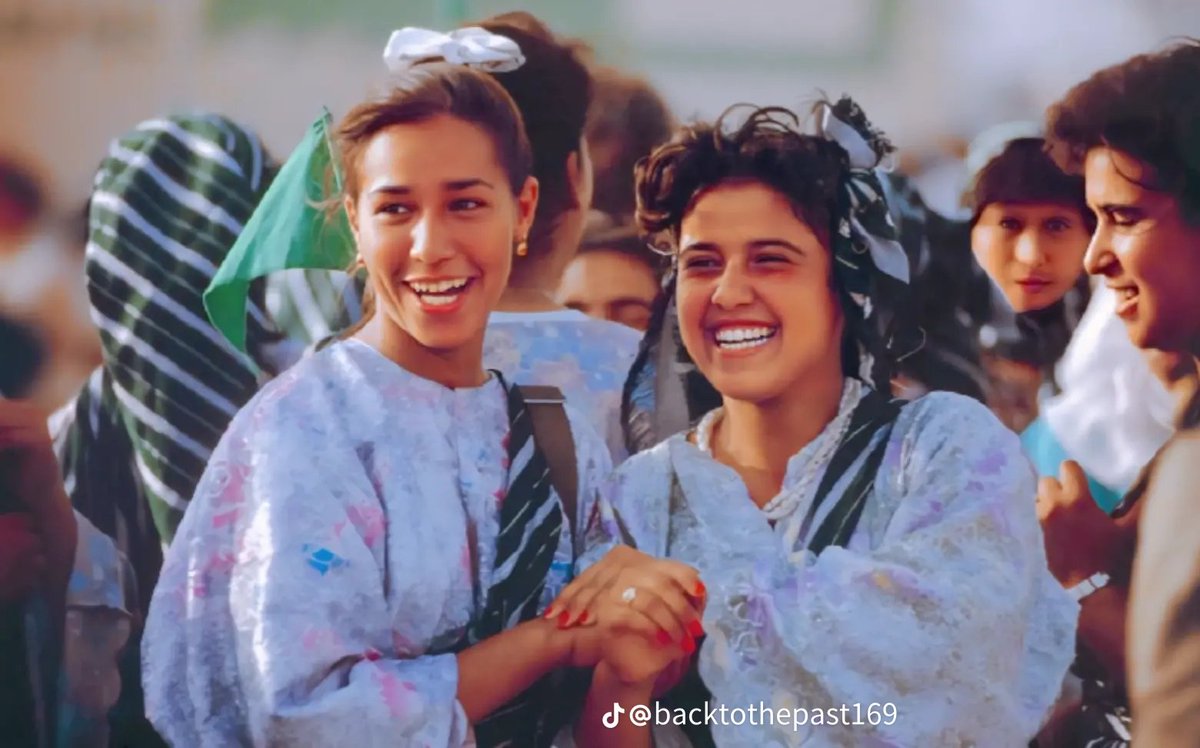 mohamed_uk2010's tweet image. البنت و المرأة الليبية في زمن العقيد معمر القذافي كانت أمنة و معززة مكرمة في بلادها ولا يجرؤ أي كلب أن يتطاول عليها أو يسبها أو يطعن في شرفها فما بالك أن تقتل بدم بارد والكل يتفرج عليها. 

اللي صار في ليبيا منذ 2011 دمار كبير لنسيج المجتمع الليبي المترابط. 

...