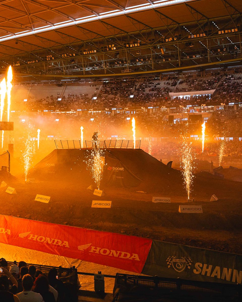 motoonlineaus's tweet photo. πΈ What a night at the 10th anniversary AUSX Open! π The inclusion of the Lawrences made for a special event, with Jett Lawrence claiming the SX1 victory. In SX2, Cole Thompson delivered a win, which completes the marquee event for another year. #MotoOnline #AUSX #AUSXOpen https://t.co/jlOU1V9vLU