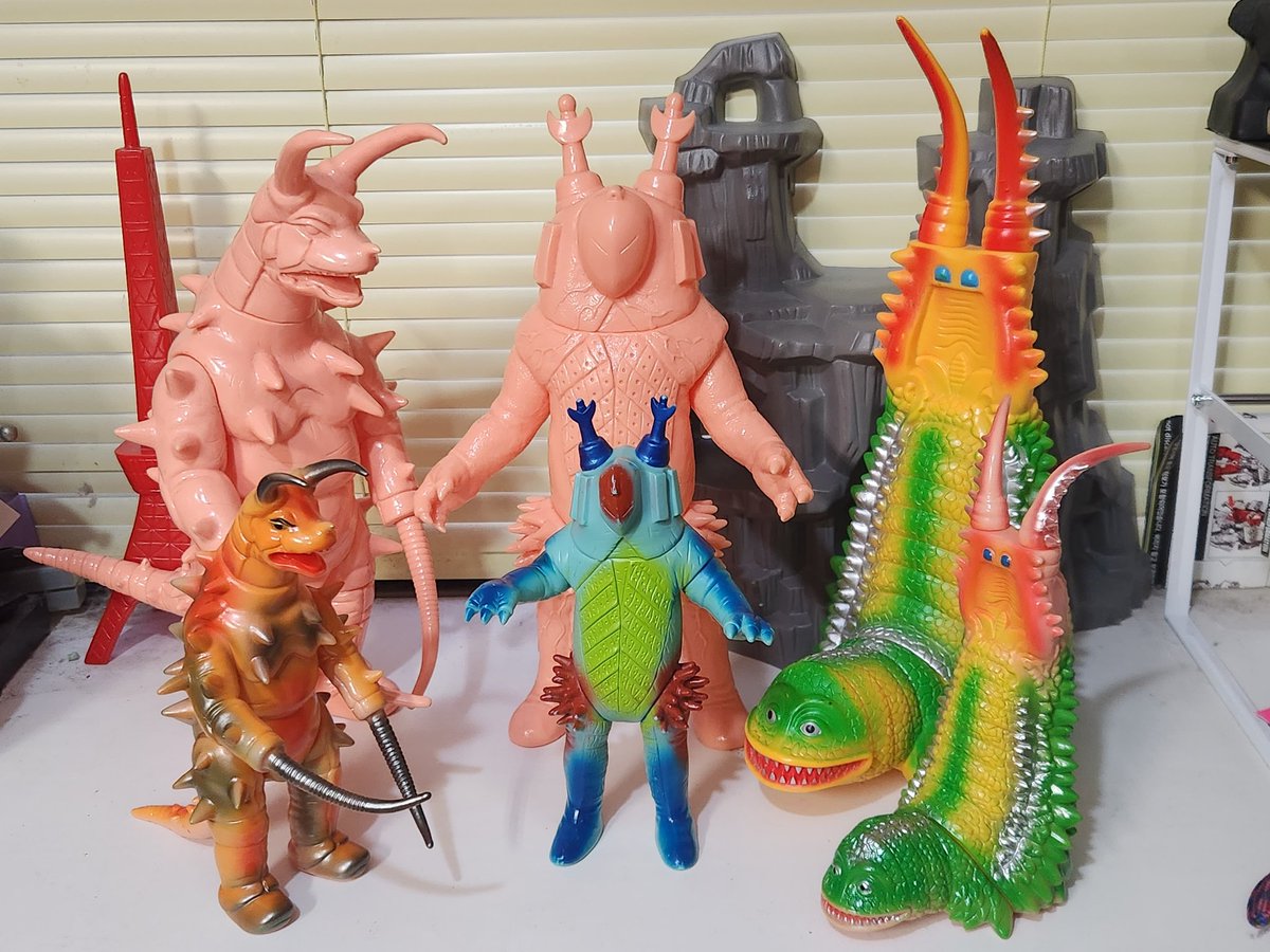 墓場の画廊さんのブルマァク復刻版怪獣ソフビ ツインテールとアース