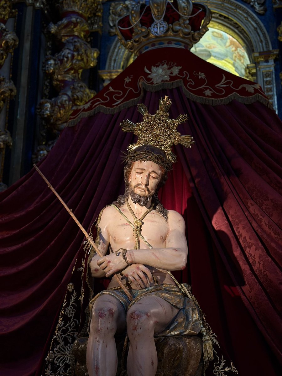 #CENTENARIO | Ante un pabellón real, enriquecidos con sendos paños bordados, terciopelos y damascos, se presenta el Señor de la Humildad, ataviado con clámide bordada enjoyada. Como hito histórico el Señor de la Humildad recupera el uso del nimbo tras más de 81 años sin su uso.