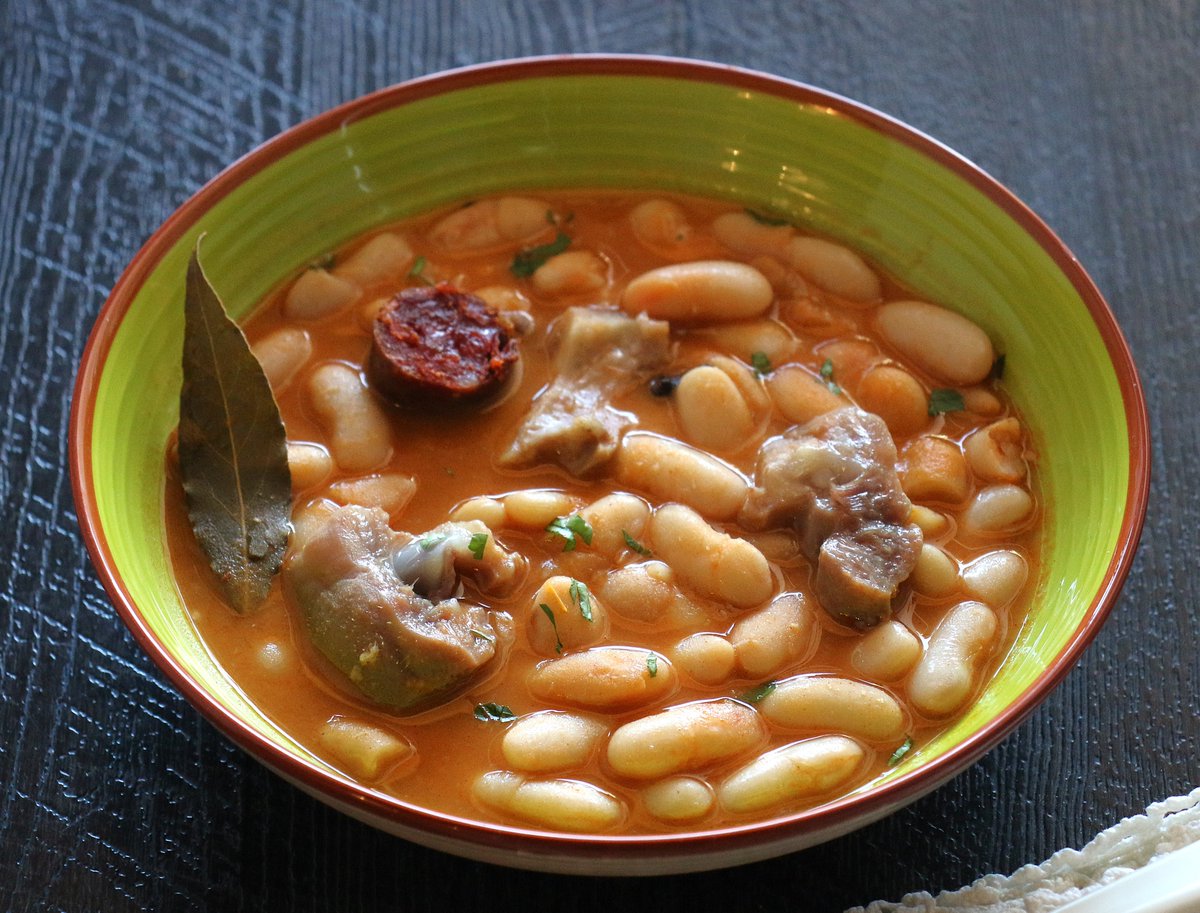 La faba de Lourenzà con rabo y chorizo gallego hoy en casa. Esos platos fantásticos de la Mariña Lucense, Lugo.