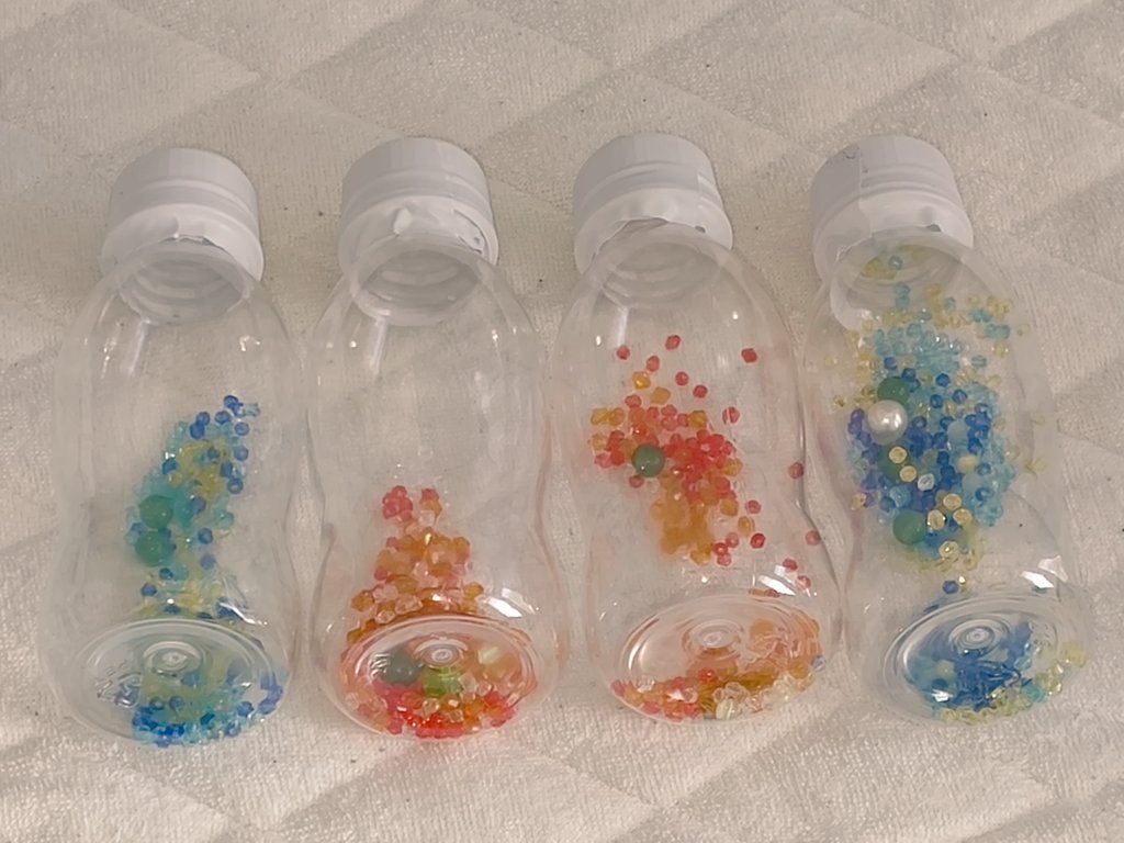 【簡単手作りおもちゃ】

乳幼児は、こんな感じの音が鳴る簡単なおもちゃでも結構楽しめます。🪇

中身の色や大きさ、素材を変えると見た目や音が変わってさらに楽しくなります。周りにテープやシール貼っても良いです。
必要なのは、“見た目”と“音”の違い。