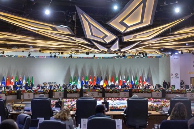 نيابةً عن سمو #ولي_العهد..
سمو وزير الخارجية يترأس وفد المملكة في افتتاح قمة دول مجموعة العشرين، المنعقدة في مدينة جوهانسبرغ بجمهورية جنوب أفريقيا.