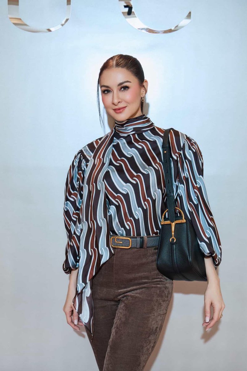 PinaysInShowbiz's tweet image. Print on Print. Anne Curtis and Marian Rivera looked stunning at the Gucci event this week wearing their Gucci printed silk twills. A top &amp;amp; velvet leggings from Marian and the twill dress from Anne.

#AnneCurtis
#MarianRivera