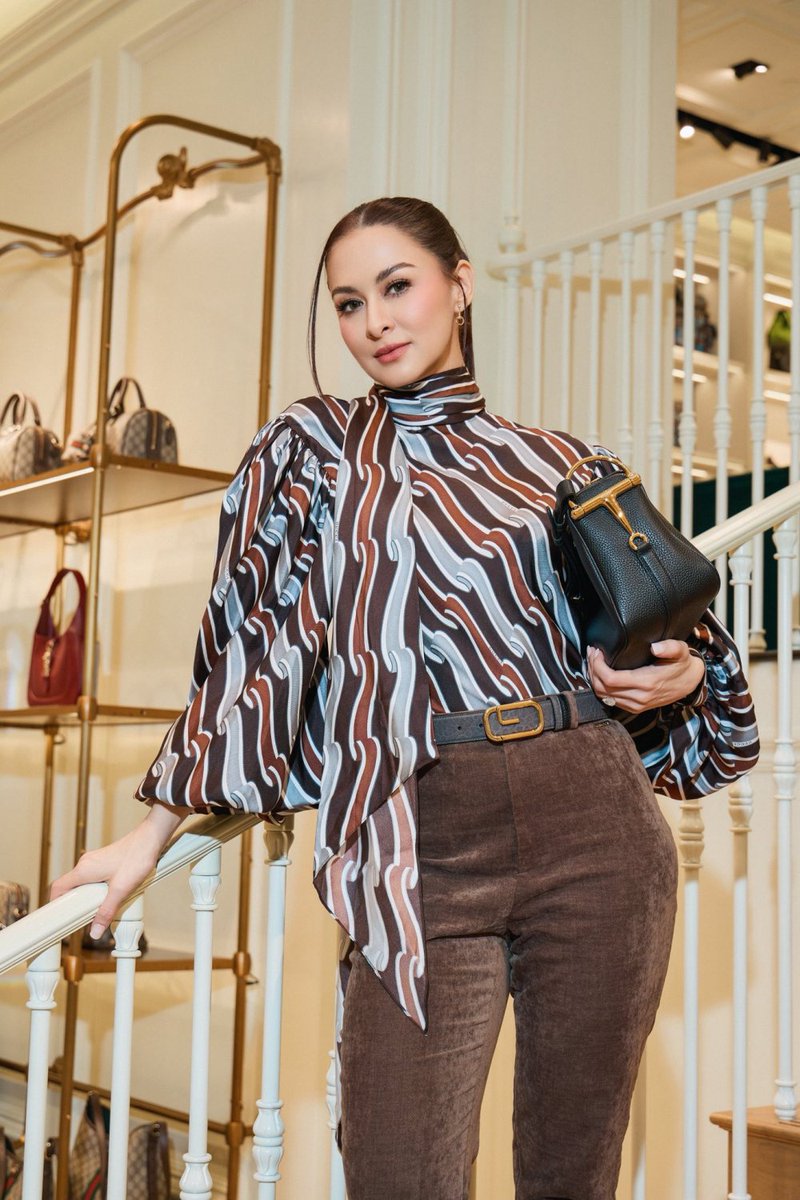 PinaysInShowbiz's tweet image. Print on Print. Anne Curtis and Marian Rivera looked stunning at the Gucci event this week wearing their Gucci printed silk twills. A top &amp;amp; velvet leggings from Marian and the twill dress from Anne.

#AnneCurtis
#MarianRivera