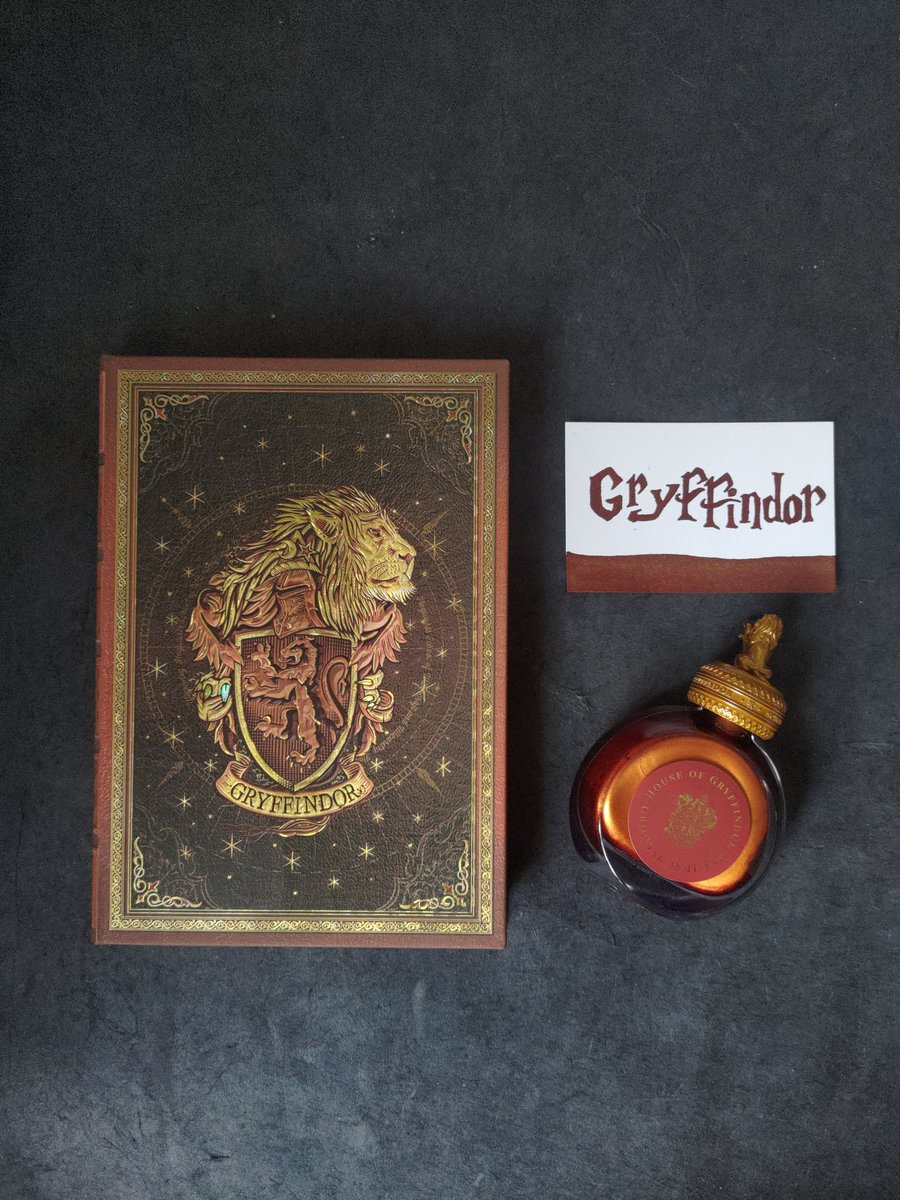 CSSPrincess's tweet image. 🤤

I mean
it wasn&apos;t a &quot;want&quot;, it was &quot;need&quot;

they look absolutely perfect together 🥰
(those beautiful bottles are filled with fountain pen ink, if anyone wonders)