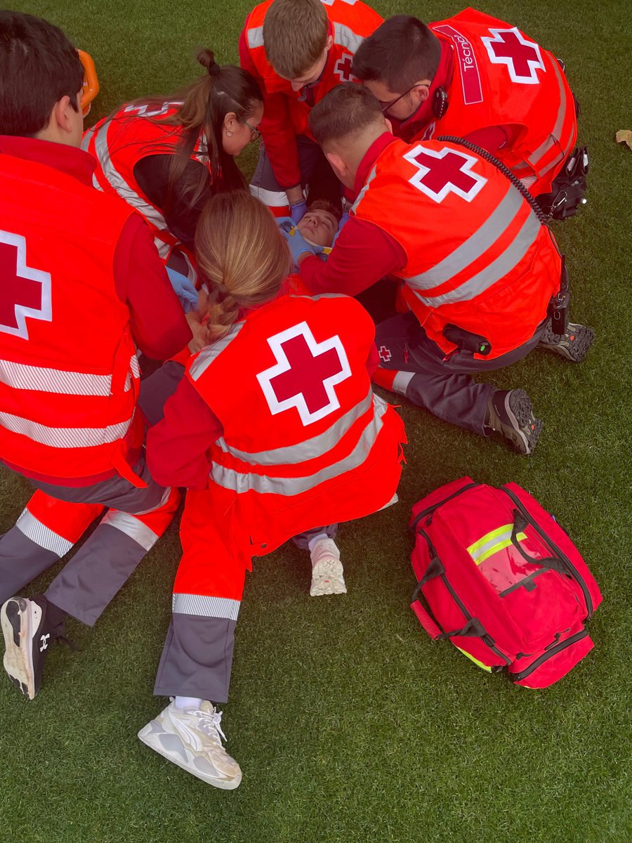 Hoy desde <a href="/CRECantabria/">Cruz Roja en Cantabria</a> realizamos en el estadio de El Sardinero, junto a <a href="/realracingclub/">Real Racing Club</a>, una jornada de prácticas sanitarias orientadas a mejorar la coordinación, los tiempos de respuesta y la asistencia en eventos multitudinarios.