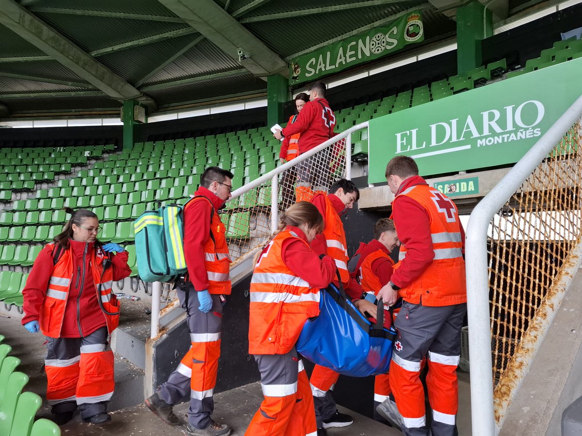 CRECantabria's tweet photo. Hoy desde @CRECantabria realizamos en el estadio de El Sardinero, junto a @realracingclub, una jornada de prácticas sanitarias orientadas a mejorar la coordinación, los tiempos de respuesta y la asistencia en eventos multitudinarios. https://t.co/WYhq4cLJwM