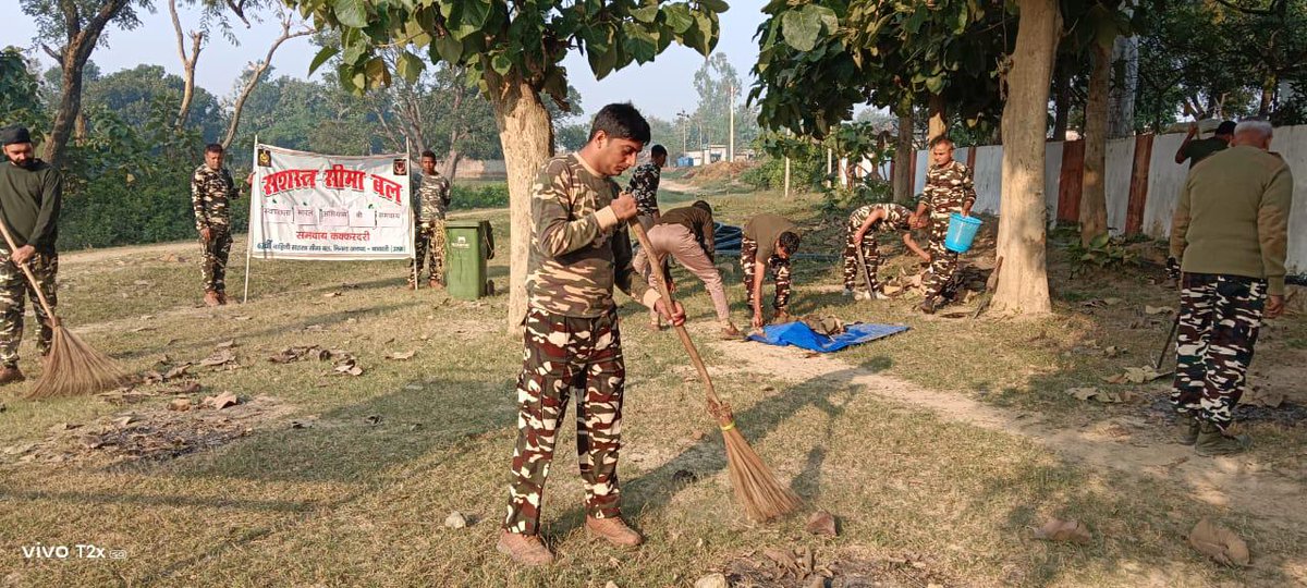 62BnSSB_INDIA's tweet photo. 62वीं वाहिनी #SSB भिनगा में "बी" समवाय ककरदरी कैंप के सामने स्वच्छ भारत अभियान के तहत सफाई अभियान चलाया गया।
#SSB #SwachhBharatAbhiyan #Bhinga #Kakardari #CleanlinessDrive #DutyWithDignity
#Bharatkeveer
@SSB_INDIA
@SSBFTRLUCKNOW
@SectorSsb https://t.co/3hVE8PHrbq