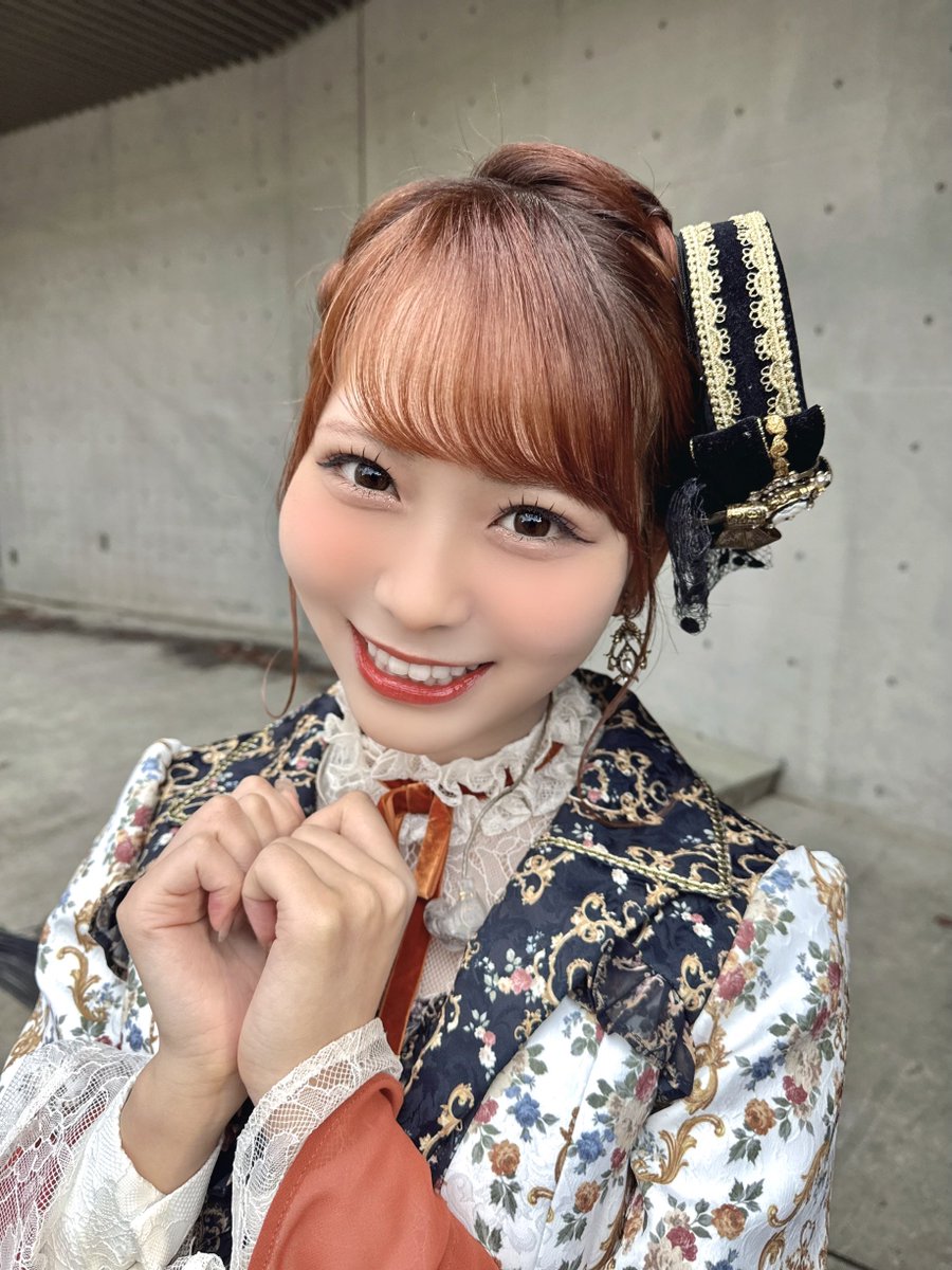 #イコラブ8周年ツアー in北海道⛄️❄️

イコラブに会いにきて下さる方が
こんなにもたくさん！感動です🥲✨

久しぶりにまとめ髪！
という名のアナ雪のアナ風ヘア。

触覚ほぼ無くしてアイドル前髪したら
めっちゃ懐かしい雰囲気に🎶

雪だるまつくーろー☃️