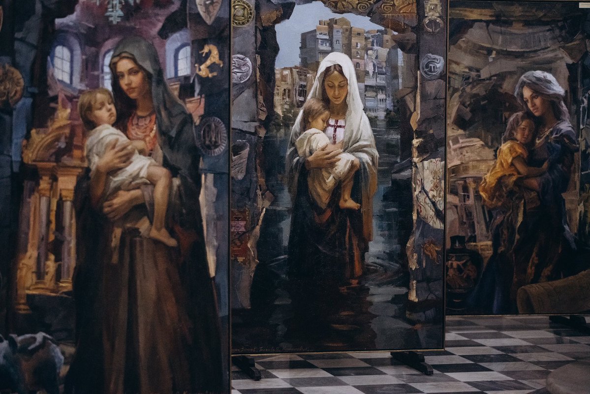 AndriiYurash's tweet image. ЗусиллямиПос-ва України приСв.  Престолі20лист. відбулося відкриття виставки«Молитва заУкраїну»,яка представляє роботи23-х укр. художників під творчим керівництвом ВолодимираКозюка.Менеджер проєкту -Юрій Котик. У церемонії взяв участь Кард. Пʼєтро Паролін та численне духовенство.