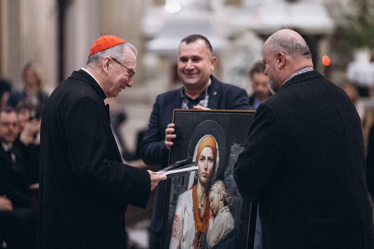 AndriiYurash's tweet image. ЗусиллямиПос-ва України приСв.  Престолі20лист. відбулося відкриття виставки«Молитва заУкраїну»,яка представляє роботи23-х укр. художників під творчим керівництвом ВолодимираКозюка.Менеджер проєкту -Юрій Котик. У церемонії взяв участь Кард. Пʼєтро Паролін та численне духовенство.