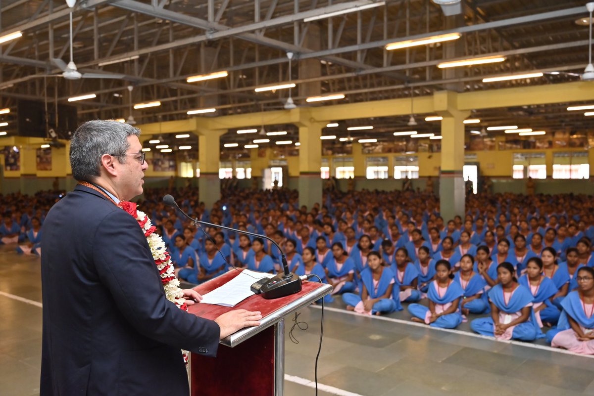 achyuta_samanta's tweet image. 2/3
He spoke very simply and beautifully to our students about hard work, never giving up, and taking care of people. His life story, his struggles and his success touched everyone. I always say that when our children listen to such great people, they learn more and grow wiser.