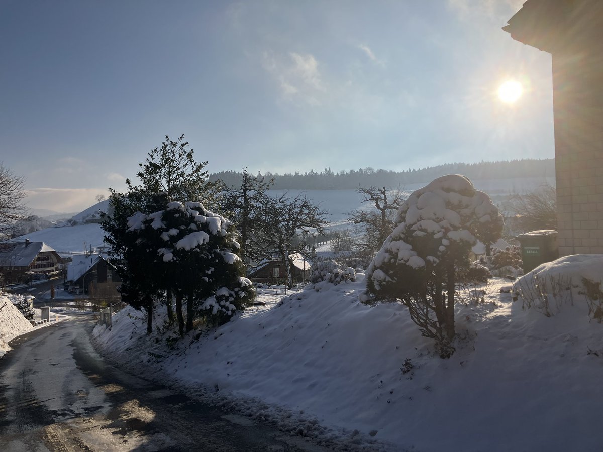 Man kann wirklich kaum atmen - so stark riecht es nach Holzrauch. Viele Kinder spielen heute den ganzen Nachmittag draussen im Schnee - als Passivraucher! Wir verstehen nicht, warum Sie, Bundesamt für Gesundheit, nicht endlich aufklären?
#holzofengate <a href="/BAG_OFSP_UFSP/">BAG – OFSP – UFSP</a>