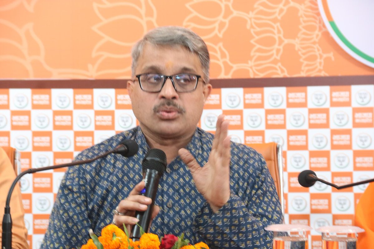 rajneesh4n's tweet image. भोपाल में संत, महंत, धार्मिक और सामाजिक संगठनों के नेतृत्वकर्ताओं के बीच मतदाता सूची विशेष गहन परीक्षण SIR के विषय पर विमर्श हुआ। 
अभियान में समाज की सज्जन शक्ति को जागृत करने का संकल्प लिया। इस विमर्श में महामंडलेश्वर स्वामी अनिल आनंद जी परशुराम बोर्ड के अध्यक्ष श्री विष्णु…