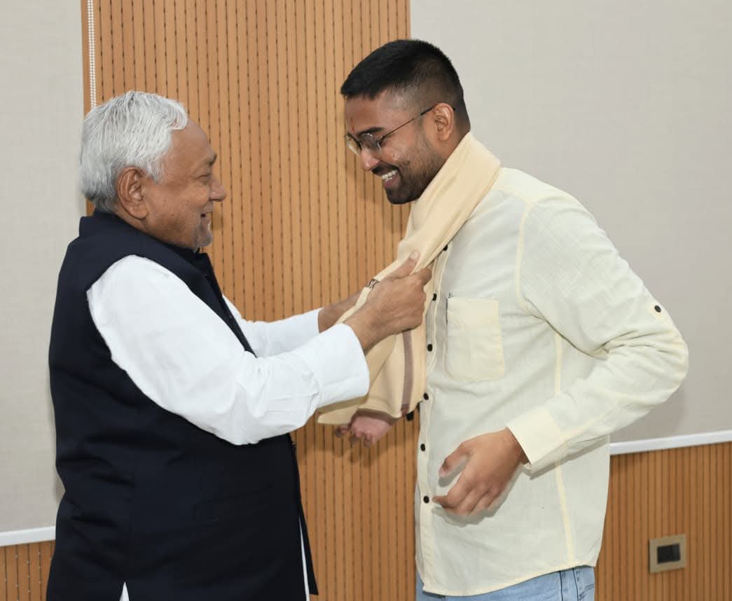 PRD_Bihar's tweet photo. आज पंचायती राज विभाग में विधिवत पदभार ग्रहण करने के उपरांत माननीय मुख्यमंत्री श्री @NitishKumar जी से शिष्टाचार मुलाक़ात करते, दीपक प्रकाश, माननीय मंत्री पंचायती राज विभाग, बिहार सरकार।
@mopr_goi
@IPRDBihar
#BiharPanchayatiRajDept https://t.co/tfIpxeQXIw