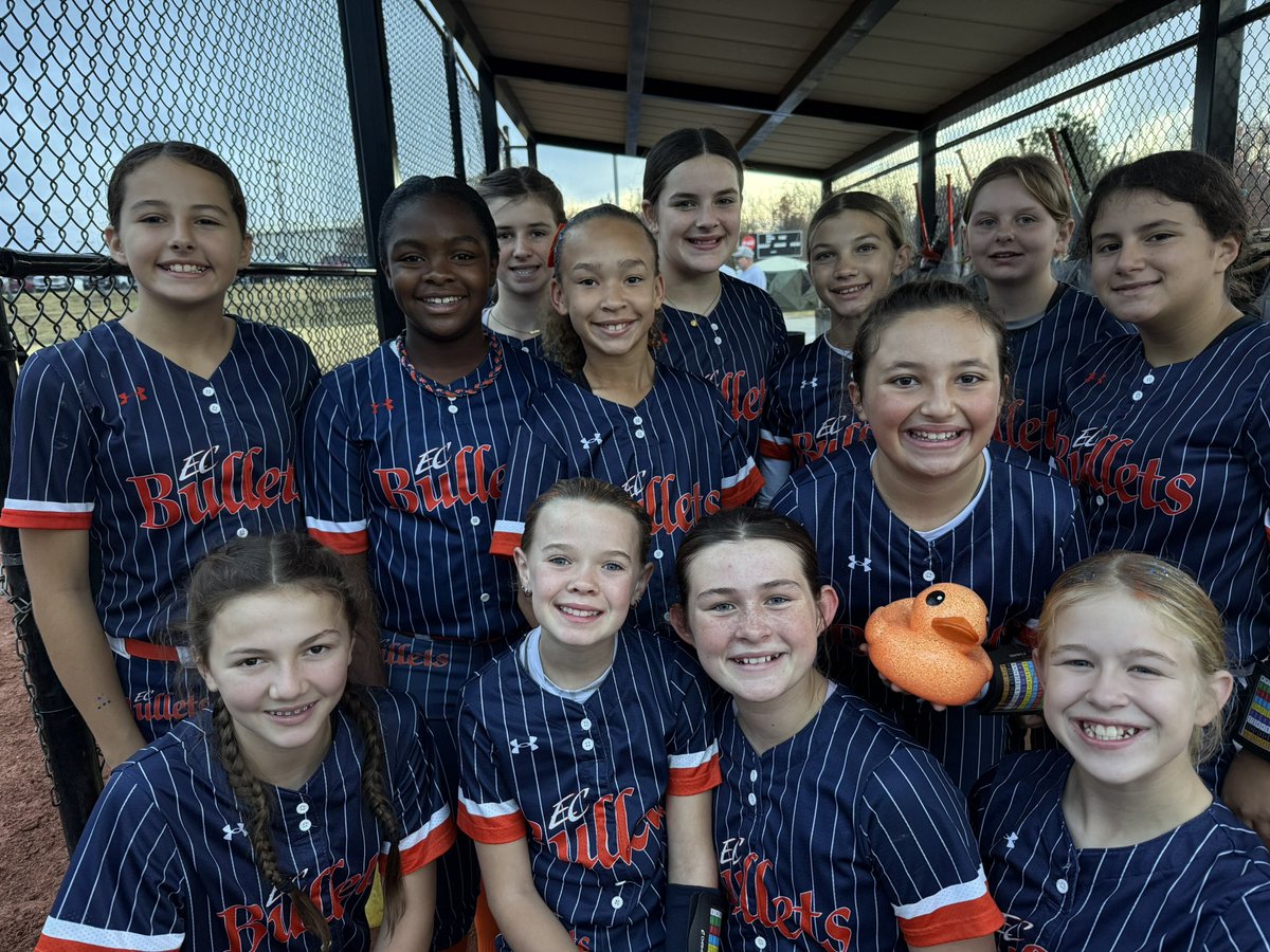 08PLC2032's tweet image. Owl City Showcase Time! So excited to spend the weekend with my girls! #showcase #ecbullets #whoarewe #believe #terrythebullets 
@USSSA @topflight @theAUSLofficial @AdaLittle2025 @FSU_Softball @AlabamaSB @TCU_Athletics