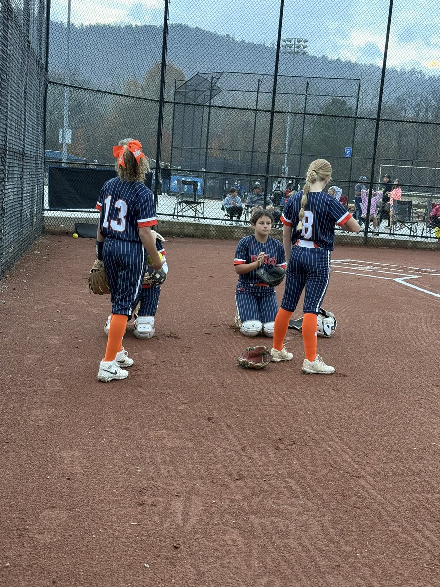 08PLC2032's tweet image. Owl City Showcase Time! So excited to spend the weekend with my girls! #showcase #ecbullets #whoarewe #believe #terrythebullets 
@USSSA @topflight @theAUSLofficial @AdaLittle2025 @FSU_Softball @AlabamaSB @TCU_Athletics