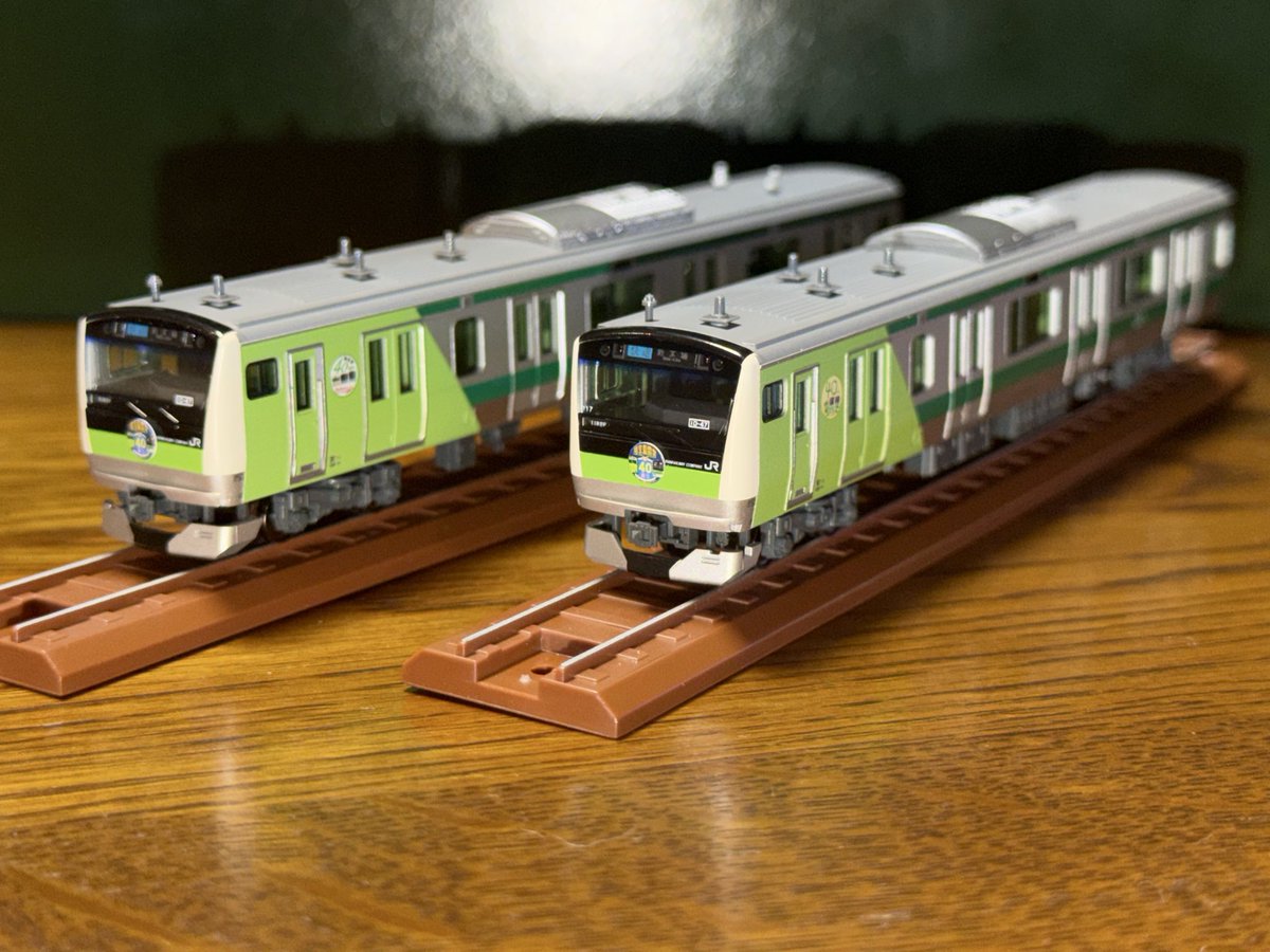 satoshiabe0714's tweet photo. 今日、購入してきたKATOのE233系7000番台埼京線開業40周年記念ラッピング2両セットの部品取り付けをしてみました。ヘッドマークは以前中央線開業130周年の時と同様の仕様です。塗装乱れもなく綺麗に仕上がってます。

明日からこの商品はレールヤード大宮店にて販売するようですね。 https://t.co/OrbHL77ha8