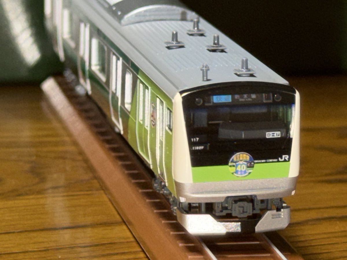 satoshiabe0714's tweet photo. 今日、購入してきたKATOのE233系7000番台埼京線開業40周年記念ラッピング2両セットの部品取り付けをしてみました。ヘッドマークは以前中央線開業130周年の時と同様の仕様です。塗装乱れもなく綺麗に仕上がってます。

明日からこの商品はレールヤード大宮店にて販売するようですね。 https://t.co/OrbHL77ha8