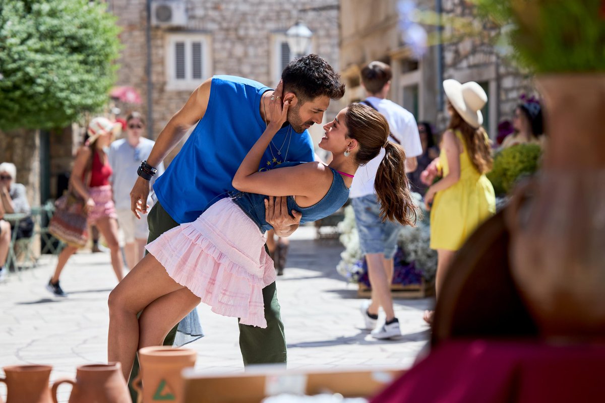 Tutejajoginder's tweet image. Last year it was #BhoolBhulaiyaa3 which turned out to be a perfect #Diwali BLOCKBUSTER.

Now given the kind of feel that #TuMeriMainTeraMainTeraTuMeri teaser is giving, it’s all set to be a perfect #Christmas BLOCKBUSTER for #KartikAaryan. 

Picture ki feel hi aisi hai!

Good