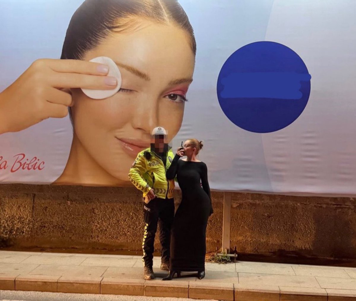 Danla Bilic, reklam yüzü olduğu markanın reklam panosu önünde bir trafik polisiyle olan fotoğrafını paylaştı.