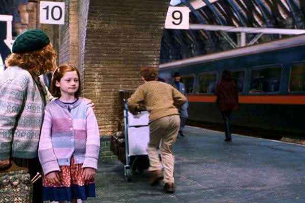 เหล่าผู้วิเศษในโลกเวทมนตร์ 
มีกฏเหล็กอยู่ข้อหนึ่งก็คือ
การปกปิดการมีตัวตนอยู่ของพวกเขา
และห้ามให้มักเกิ้ลรู้

แต่ทางไปชานชาลาที่ 9 เศษ 3 ส่วน 4 
กลับตั้งอยู่จุดศูนย์กลางที่มีมักเกิ้ลอยู่มากมาย และการไปคือต้องวิ่งทะลุกำแพง