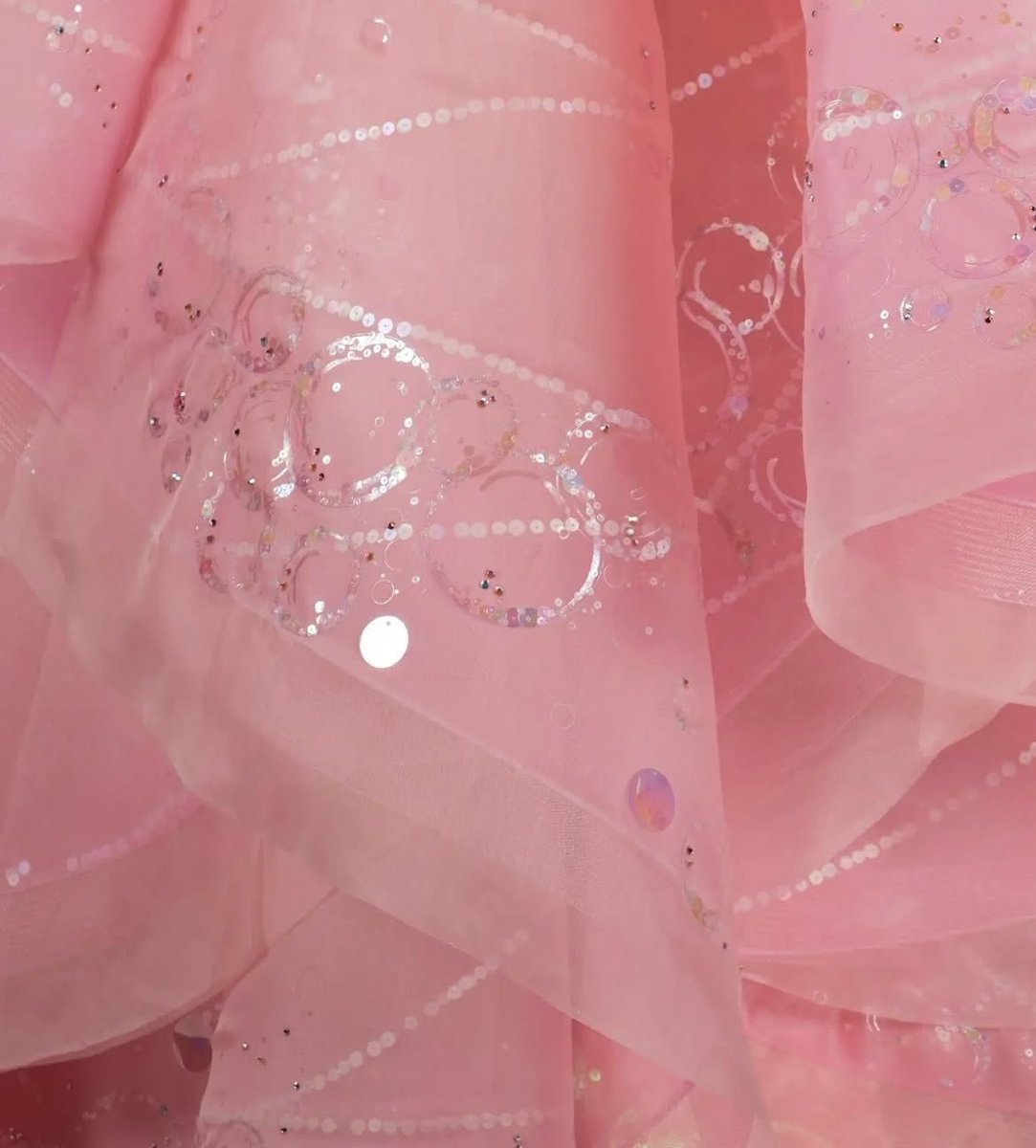 honeymoonhan's tweet image. a moment for the bubble dresses ₊‧.°.⋆🫧•˚₊‧⋆.