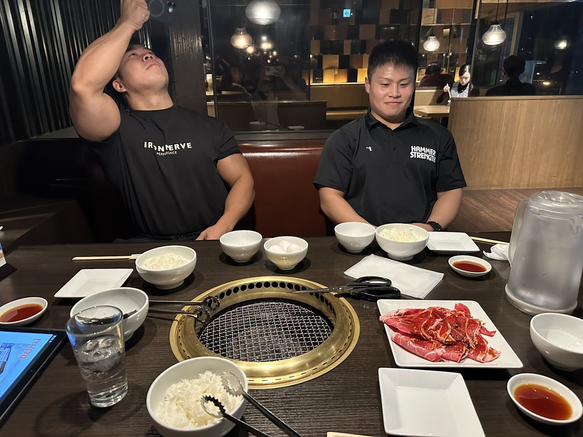 Bayleaf_153's tweet photo. 兄貴とコーチで会食。
本日も新しい知識を学ばせていただきました。
ネギは太るとのことですので人参と同様、控えていきます。
あと、今日は温かいものの後にアイスを食べたので完全にキレ食いです。 https://t.co/J6KMMibIsu